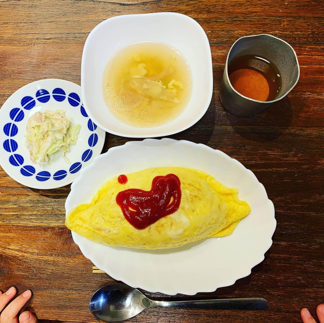 くわばたりえさんのインスタグラム写真 - (くわばたりえInstagram)「最近の夕食〜  オムライス 親子丼 肉野菜うどん ハンバーグ 手巻き寿司 お弁当  コウケンテツ先生のハンバーグは、やっぱりめちゃくちゃ美味しい！  崎陽軒のシウマイ弁当もやっぱり最高！  ベランダで食べるだけで、楽しくなるなぁ〜  #くわばたりえ  #夕食  #崎陽軒 #ベランダ弁当」8月11日 14時32分 - kuwabatarie