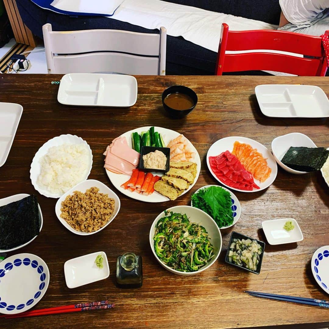 くわばたりえさんのインスタグラム写真 - (くわばたりえInstagram)「最近の夕食〜  オムライス 親子丼 肉野菜うどん ハンバーグ 手巻き寿司 お弁当  コウケンテツ先生のハンバーグは、やっぱりめちゃくちゃ美味しい！  崎陽軒のシウマイ弁当もやっぱり最高！  ベランダで食べるだけで、楽しくなるなぁ〜  #くわばたりえ  #夕食  #崎陽軒 #ベランダ弁当」8月11日 14時32分 - kuwabatarie