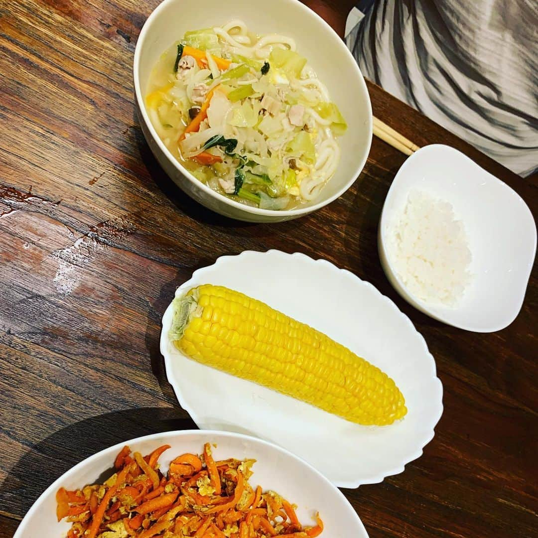 くわばたりえさんのインスタグラム写真 - (くわばたりえInstagram)「最近の夕食〜  オムライス 親子丼 肉野菜うどん ハンバーグ 手巻き寿司 お弁当  コウケンテツ先生のハンバーグは、やっぱりめちゃくちゃ美味しい！  崎陽軒のシウマイ弁当もやっぱり最高！  ベランダで食べるだけで、楽しくなるなぁ〜  #くわばたりえ  #夕食  #崎陽軒 #ベランダ弁当」8月11日 14時32分 - kuwabatarie