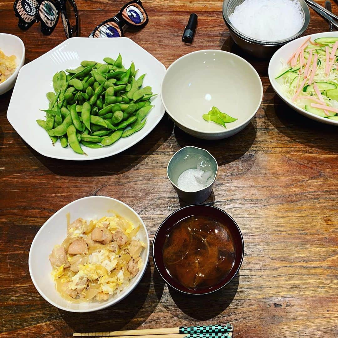 くわばたりえさんのインスタグラム写真 - (くわばたりえInstagram)「最近の夕食〜  オムライス 親子丼 肉野菜うどん ハンバーグ 手巻き寿司 お弁当  コウケンテツ先生のハンバーグは、やっぱりめちゃくちゃ美味しい！  崎陽軒のシウマイ弁当もやっぱり最高！  ベランダで食べるだけで、楽しくなるなぁ〜  #くわばたりえ  #夕食  #崎陽軒 #ベランダ弁当」8月11日 14時32分 - kuwabatarie