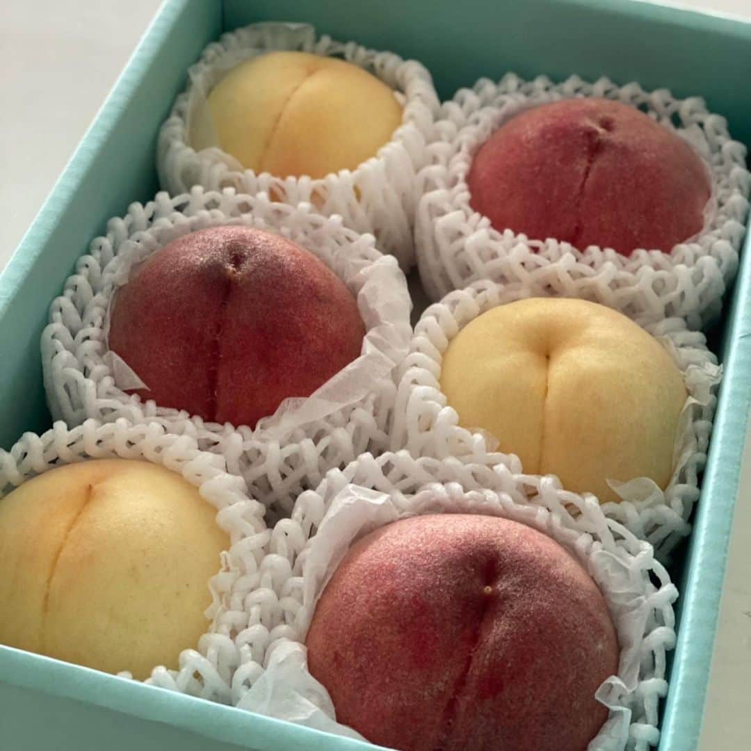 西岡剛のインスタグラム：「この時期がやってきました🤩  何日間かは毎日食べることになるでしょう🥳  #桃 #西岡剛」
