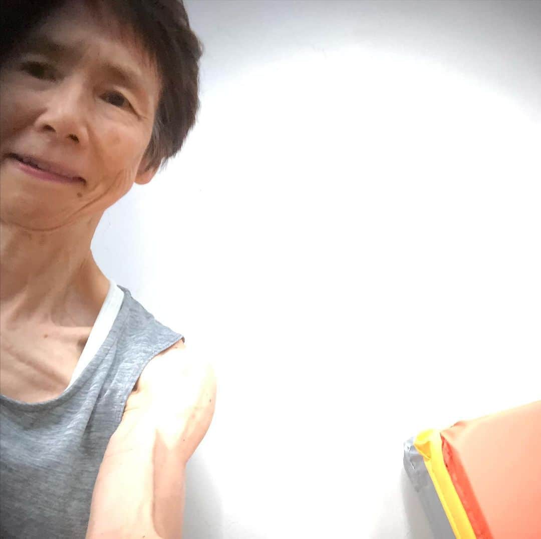 石倉洋子のインスタグラム：「送られてないようなのでもう一度。新しいマットです。」