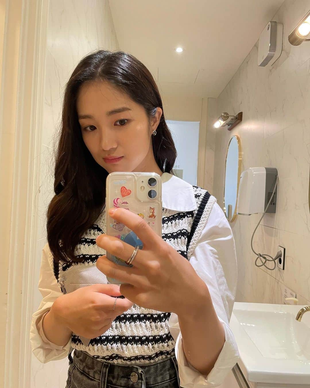 キム・ヘユンのインスタグラム：「🖤🤍 #in알루화장실」
