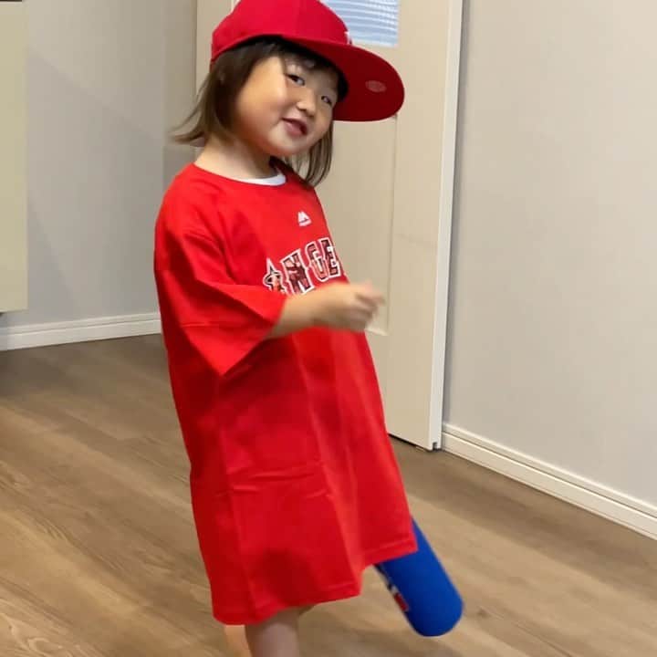 吉田ちかのインスタグラム：「Pudding has been cheering for Ohtani so we had her try a bit of baseball herself… and she was actually really good! lol   Btw, in the beginning she’s telling daddy to throw the ball faster because it’s easier for her to hit a faster ball than a slow one. She’s actually thinking about all that!! She’s 3! Kids are amazing!   Love how proud she looks after her hit🤣   最近、大谷選手にハマってるプリン、家で初めて野球ごっこをしてみたら結構上手くてびっくり😳  しかも、ダディーにこう投げてと指導するなんて、ちゃんと考えてる！子供ってすごい！  打った後の満足な顔！先日の牧場の動画で出てきた “she was so proud of herself”ですね！」