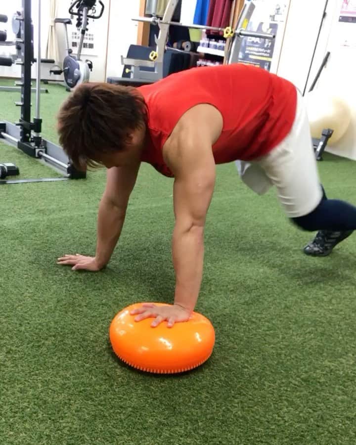 のインスタグラム：「今日は、MODESTO BODY STUDIOさんにて合同トレーニングでした！ やはり合同トレは短時間でいつもよりも追い込めるので効率的！ トレーニング環境も良く、最高でした！ 身体の仕上がり具合が爆上がり！  こちらは身体の安定性とスタミナを鍛えるトレーニング まじで吐きそうになるので追い込みたい人は是非😏  #modestobodystudio」