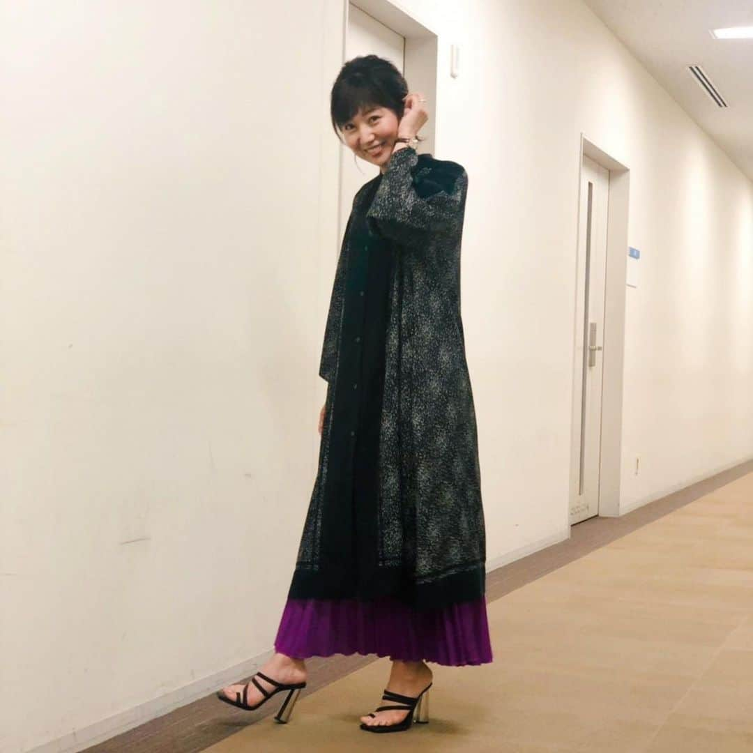 豊崎由里絵さんのインスタグラム写真 - (豊崎由里絵Instagram)「. 今夜21時〜 フジテレビ　ホンマでっか！？TV フリーアナお悩み相談！のコーナーに 出演しております✨！ . さんまさんと直接お会いするのは １年以上ぶりで 緊張しすぎて 何を話したかあまり記憶にありません！！ 自分でも見るのが怖いですが…笑 ぜひ！ご覧ください✨ . この日の衣装↓ ワンピース…@coomb_official スカート…@arumlily_official ピアス…@roomx601  #ホンマでっかtv  #石井亮次　さん #竹内由恵　さん #神田愛花　さん #大島由香里　さん #馬場ももこ　さん #豊崎由里絵」8月11日 16時34分 - yurietoyosaki