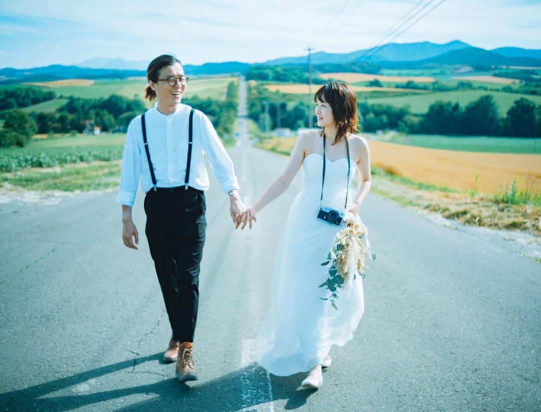 のインスタグラム：「👰🏻  結婚は本人たちが決めるんで 見守っててくださいませ  でも なんて言うか、 時代は新しくなってて 結婚しないカップルも こうして写真に残すのは いいもんだと思いますよ  Hokkaido wedding location movieの PV撮影 Rabbitsの青山達哉カメラマン（@aoyama.rabbits）  ヘアメイク @sw_is0729」