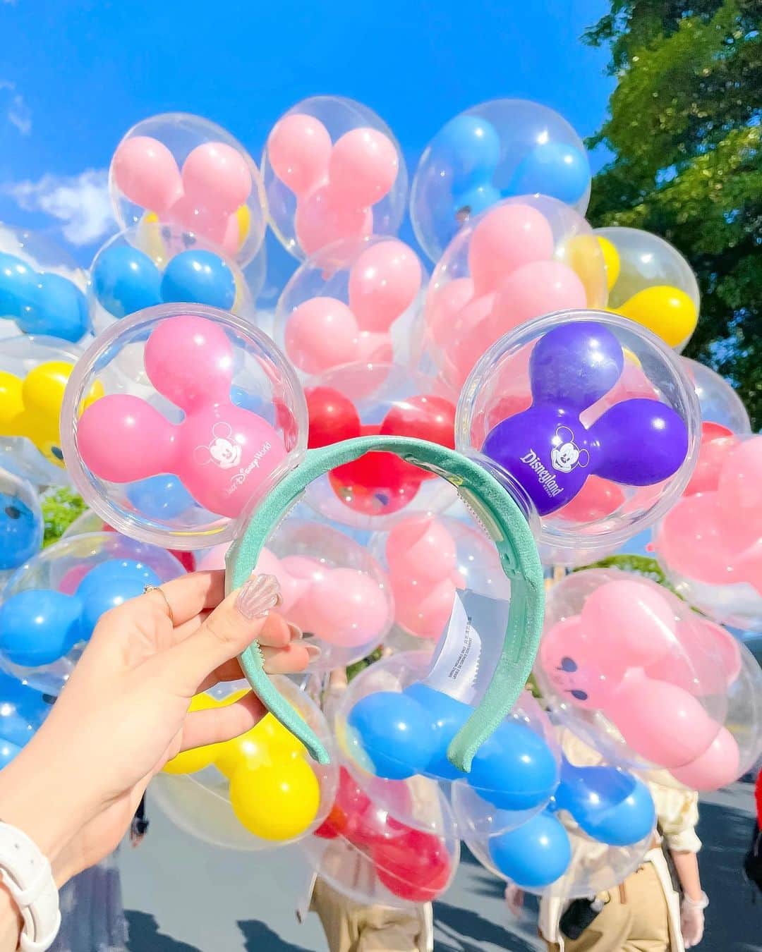 のインスタグラム：「ㅤ ㅤ バルーンカチューシャ×ミッキーバルーン🐭🎈🌈 ㅤ ㅤ バルーンだらけ、 カラフルで可愛すぎるっ😮‍💨💭💘 ㅤ ㅤ 紫のミッキーバルーン売ってたら もっと最高なんだけどなぁ🥳✌🏻💞 ㅤ ㅤ ㅤ ㅤ ㅤ ㅤ ㅤ ㅤ #saki__kana ㅤㅤㅤ #kana_disney ㅤㅤ ㅤㅤ #東京ディズニーリゾート #東京ディズニーランド #ディズニーランド #ミッキーバルーン #バルーンカチューシャ #ディズニーカチューシャ #フロリダディズニー #カリフォルニアディズニー #tokyodisneyresort #tdr #tokyodisneyland #tdl  #mickeyballoons #waltdisneyworld #wdw #disneylandresort」