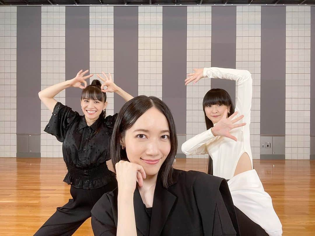 Perfumeさんのインスタグラム写真 - (PerfumeInstagram)「配信中の新曲 「ポリゴンウェイヴ」ダンスプラクティスビデオを初公開💃✨ メンバーのダンスを細部までお楽しみください🎶  “Polygon Wave” Dance Practice video is out now on YouTube!  #prfm #PerfumeCloset」8月11日 18時01分 - prfm_official