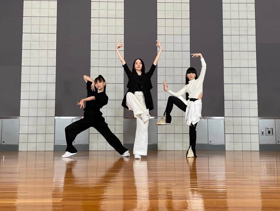 Perfumeさんのインスタグラム写真 - (PerfumeInstagram)「配信中の新曲 「ポリゴンウェイヴ」ダンスプラクティスビデオを初公開💃✨ メンバーのダンスを細部までお楽しみください🎶  “Polygon Wave” Dance Practice video is out now on YouTube!  #prfm #PerfumeCloset」8月11日 18時01分 - prfm_official