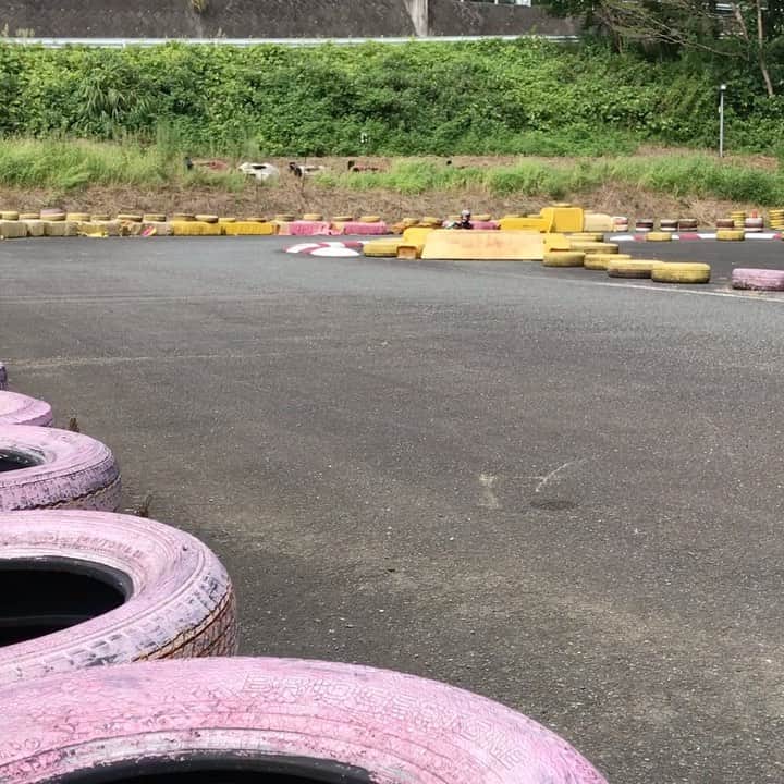 水垣偉弥のインスタグラム：「夏休みといえばカート！！F1timeみてここ来ました！！という方に声をかけて頂き嬉しかったっす！！ウチのエースドライバーは少し成長しました😎 #F1dazn #中井インターサーキット」