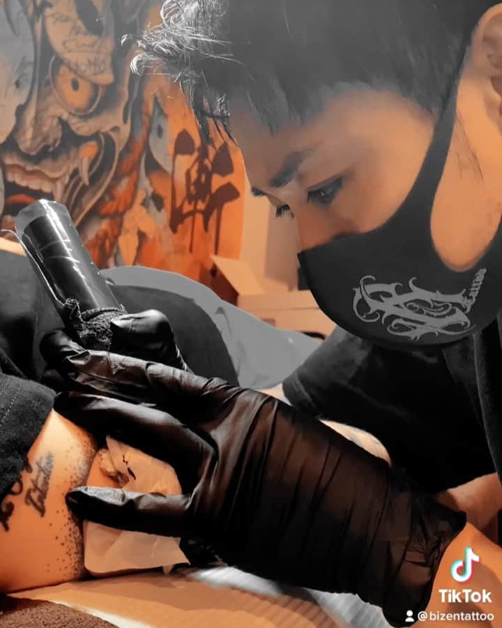 彫師美漸のインスタグラム：「@mg_waki 撮影編集 @syo_1028 ・ ・ sponsor @xtremetattooink  #刺青 #美漸般若 #彫師 #美漸 #彫師美漸 #海老名 #中目黒 #タトゥー #東京タトゥー #tokyo #tattoo #art #fashion #bizenart #bizen #문신　#Bizentattoo  #tattooer #tattooist #tattooartist #tattooart #tattooshop #japanesetattoo」