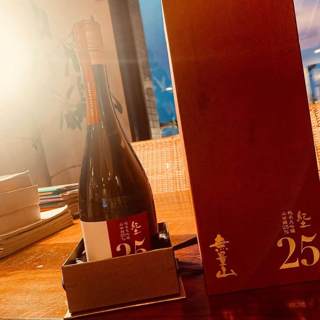 鈴木紗理奈さんのインスタグラム写真 - (鈴木紗理奈Instagram)「和歌山の日本酒 紀土 無量山 純米大吟醸をいただきました。  人生の節目に飲むお酒のようで いつ飲もっかな 誰と飲もっかな もったいないからまた飲めない 飲める日を楽しみにしておこ☺️🍶  #紀土」8月11日 18時59分 - munehirovoice