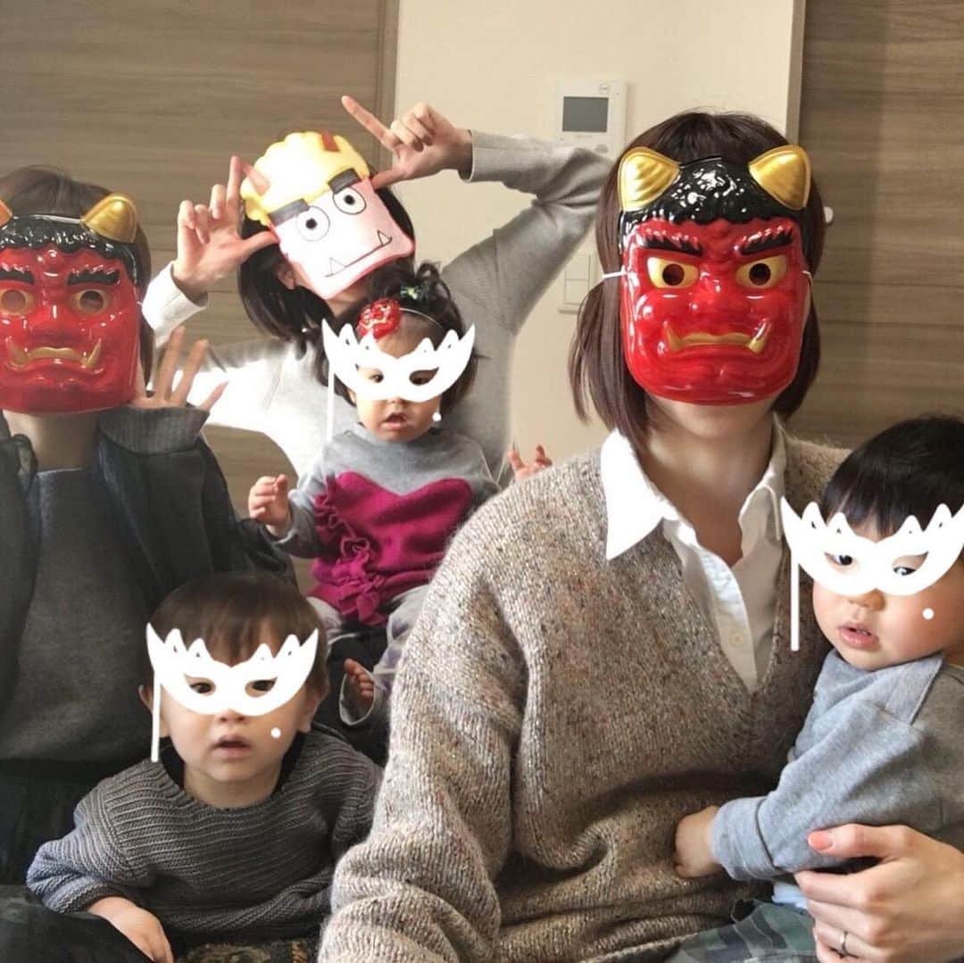 喜多ゆかりのインスタグラム：「少し遅れてしまいましたが、 8月4日は、 田中涼子ちゃんのお誕生日でした。  おはよう朝日ですを ご覧の方は タナカリョウコと聞くと 田中良子ちゃんを思い浮かべると思いますが、 大阪には忘れちゃいけない 田中涼子ちゃんがいるのです。  私と涼子ちゃんの出会いは運命でした。  娘の3ヶ月検診の日。 私は集合時間ギリギリになってしまい、 部屋の後ろの方に座りました。 ふと前を見ると 『ウソでしょ』というくらい その人のところだけ LEDライトが当たっているかのごとく、 お肌が真っ白で ツルツルピカピカの 陶磁器のような 透明感の かわいい少女がいました。  『なんじゃありゃ。 子供産んで、あんなに輝いてるママおるんかぁ』  それが第一印象でした。 私は、ジロジロ見続けました。 か、か、か、かわいい…  ん❓ あの人、どこかで見たことあるなぁ。 仕事で❓ いや、違う…  ジロジロジロジロジロジロ…  あーーーーーーーー❗️ 私の大好きな深夜番組『ゴッド◯ン』の 気をそらせ隊の人や❗️  田中涼子ちゃんや❗️  田中涼子ちゃんは、 その番組の中で、 機転がきいて、 バランスがよくて、 かわいくて、 『この子なんて名前だろう』と 以前からリサーチしていたのです。  その涼子ちゃんが目の前に❗️  でも、涼子ちゃんは早くに検診に呼ばれ、 私はまだまだだったので、 話しかけるのは諦めました。  しかし、私が帰るとき なんと奇跡的に涼子ちゃんがまだ廊下に❗️  『あのーーーー❗️ 気をそらせ隊の田中涼子さんですよね❗️ 私、ずっと見てました❗️』と。  あれは、奇跡です。 そこからのお付き合いです。  ありがとう、気をそらせ隊。 おめでとう、気をそらせ隊。  #誕生日 #happybirthday #田中涼子 #気をそらせ隊 #ゴッドタン #涼子ちゃん #節分 #1人だけ手作りお面 #誰が涼子ちゃんでしょうか」