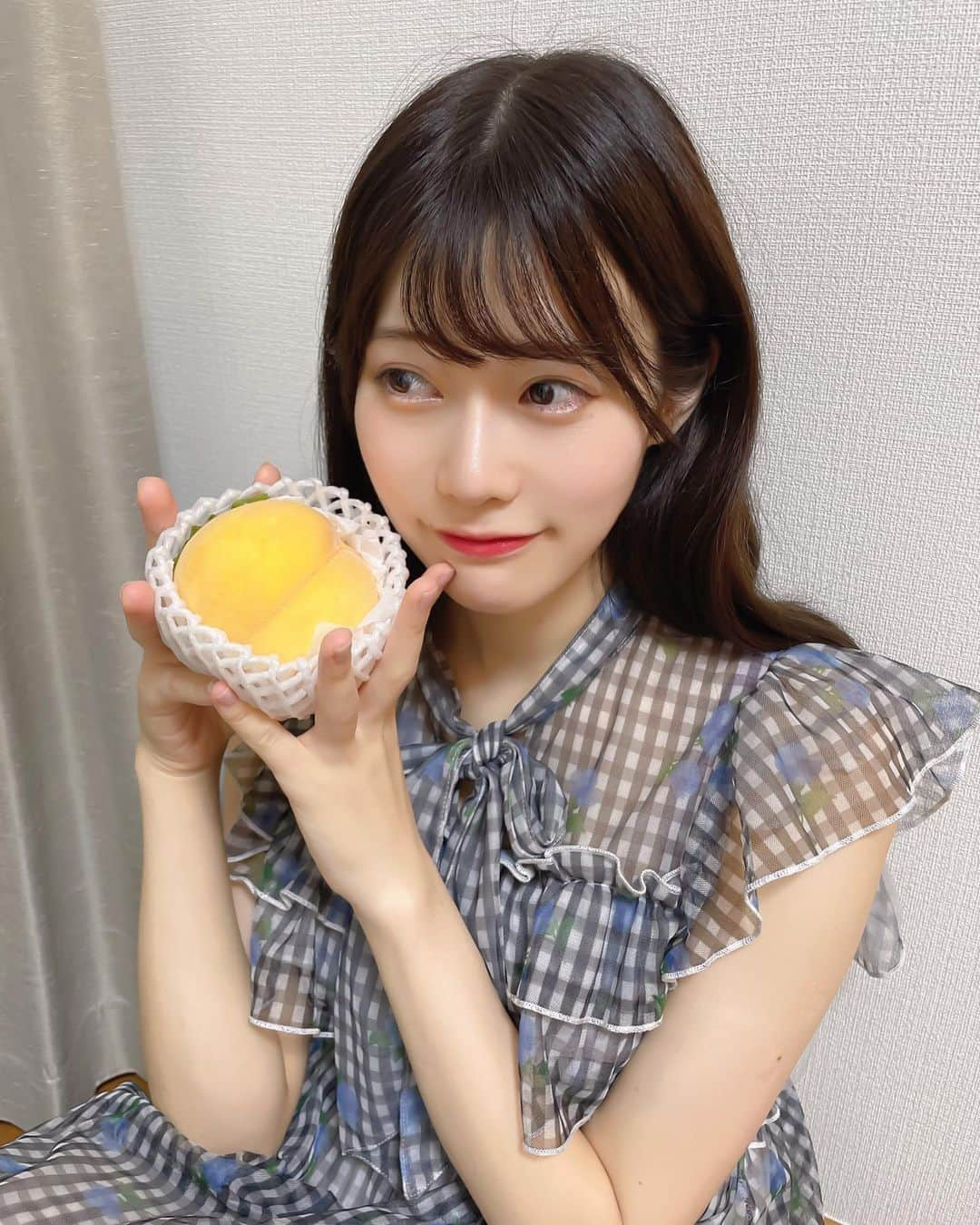 桃里れあさんのインスタグラム写真 - (桃里れあInstagram)「もも🍑🍑🍑🍑🍑 ・ ・  山梨県ヤマエーフルーツ雨宮農園さんから今年も桃をいただきました🍑 黄桃💛💛いいにおい〜💛💛 くんかくんかしてる写真🐹 ・ ・  昨年ラジオMCをしていた、らじぷらがきっかけでいただいた雨宮農園さんとのコラボ桃のお仕事🍑 今年は私の活休で御一緒できなかったけど、今年も桃を送ってくださいました💕 ぺろっと食べてしまったのでラスト１個🥺💕 美味しい桃をみんなもぜひ食べてください❤︎ ・ ・ #桃 #桃狩り #山梨グルメ #フルーツ狩り #桃狩り」8月11日 19時20分 - rea_momosato