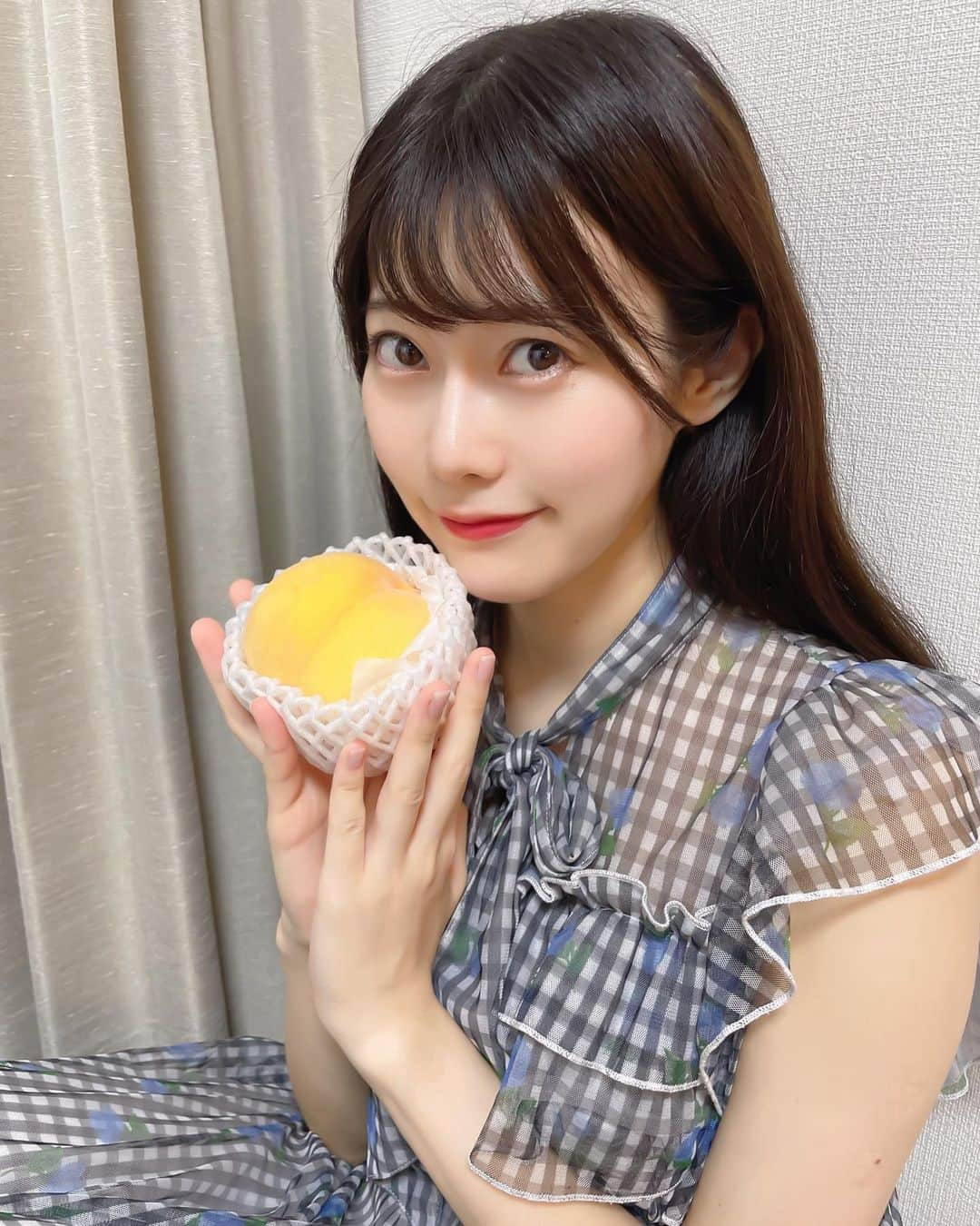 桃里れあさんのインスタグラム写真 - (桃里れあInstagram)「もも🍑🍑🍑🍑🍑 ・ ・  山梨県ヤマエーフルーツ雨宮農園さんから今年も桃をいただきました🍑 黄桃💛💛いいにおい〜💛💛 くんかくんかしてる写真🐹 ・ ・  昨年ラジオMCをしていた、らじぷらがきっかけでいただいた雨宮農園さんとのコラボ桃のお仕事🍑 今年は私の活休で御一緒できなかったけど、今年も桃を送ってくださいました💕 ぺろっと食べてしまったのでラスト１個🥺💕 美味しい桃をみんなもぜひ食べてください❤︎ ・ ・ #桃 #桃狩り #山梨グルメ #フルーツ狩り #桃狩り」8月11日 19時20分 - rea_momosato