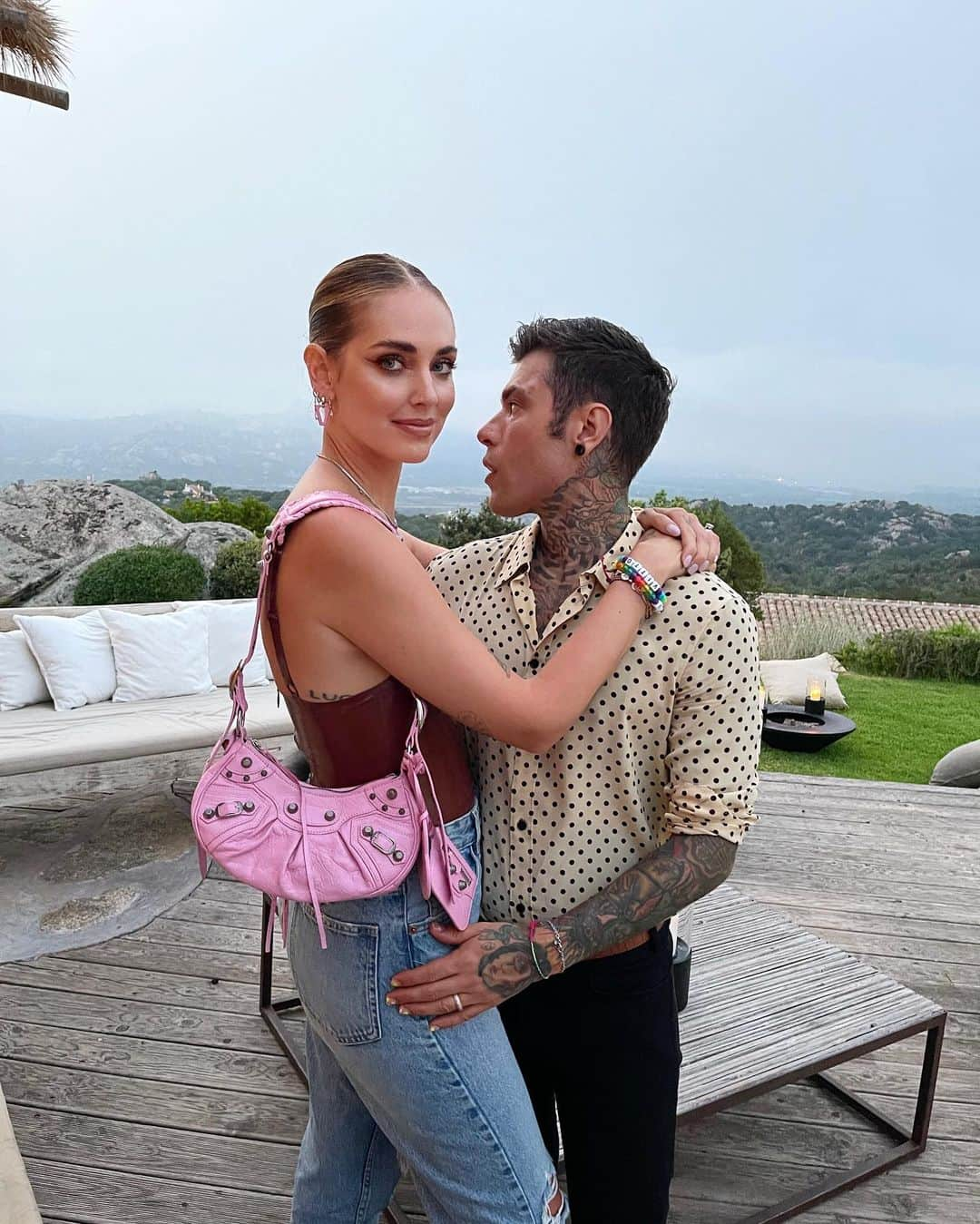 キアラ・フェラーニさんのインスタグラム写真 - (キアラ・フェラーニInstagram)「When he looks taller than me… Swipe through 😂 #TheFerragnez」8月11日 19時30分 - chiaraferragni