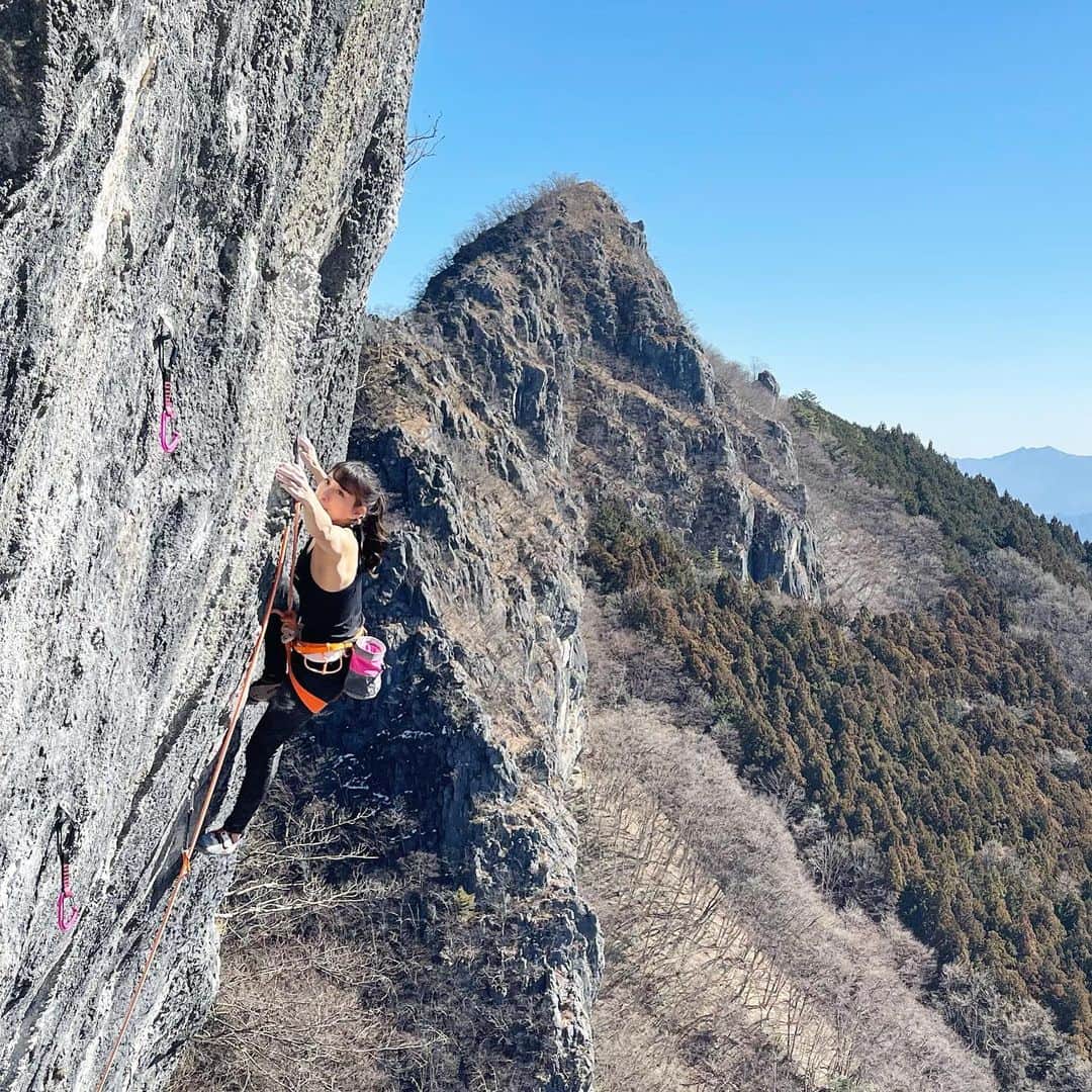 大田理裟のインスタグラム：「🌲💚 ⁡ ⁡📸: @maechan82kgclimber  #クライミング #ボルダリング #climbing #bouldering #sportclimbing #lead #スポーツクライミング #sports #climbinglife #training #トレーニング #champion #BeYourOwnChampion #championjp #rock #rockclimbing #mountain #岩 #二子山」