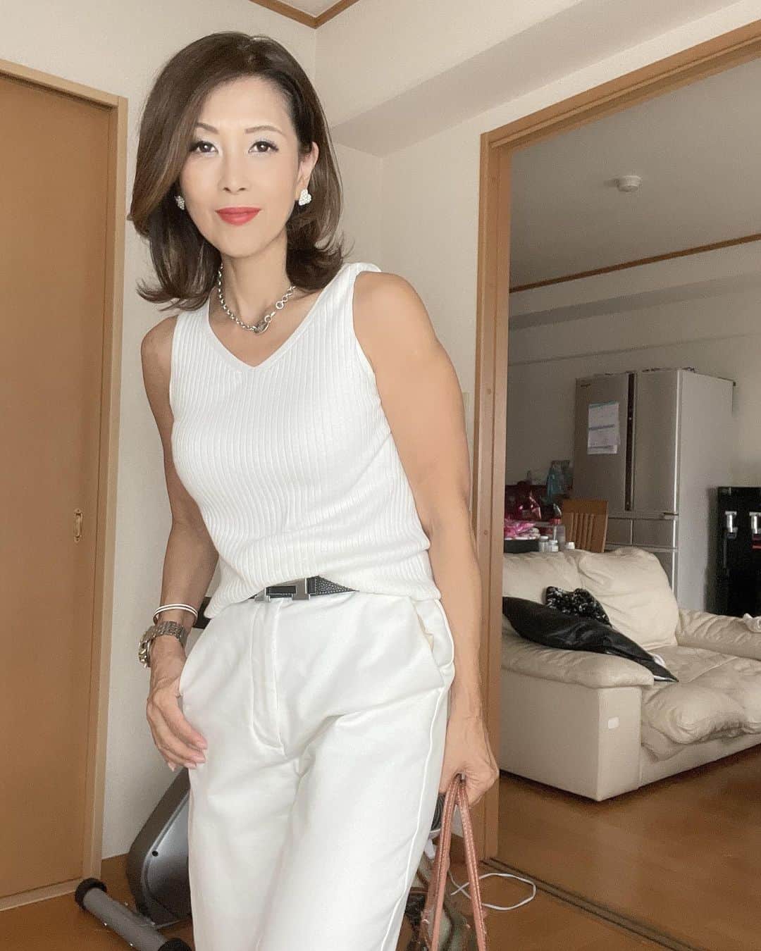 Naoko（なおこ）さんのインスタグラム写真 - (Naoko（なおこ）Instagram)「🥚 🥚 🥚 オールホワイトで 行ったと 見せかけて〜  💚💚💚💚💚  一日中着替えるのが 趣味です😮‍💨  あのー 、、、、 うまく 立ち行かないとき、 自分ではどうしようもない 流れに 逆らっちゃいけない。  プカリプカリ 浮かびながら 今を耐え忍ぶことが 良き  今が悪ければ、 必ず良い 流れはくるのだから。  なんで、わからんかなぁ  ジタバタしちゃ いかんとよ  今は  秋元康先生も 言うとるがな  川の流れに身を任せ  だよ。  あ〜あー 川の流れのように〜  か😂ひばり。  #トレーニング女子#筋トレ #筋トレ女子 #筋トレダイエット #筋トレ女子と繋がりたい #くびれたい #筋トレで痩せたい #減量 #美ボディ #アラフィフ  #アラフィフカジュアル#筋トレ日記 #筋トレ生活 #ボディメイク #50代の筋トレ #熊本 #アンチエイジング#kumamoto #Trainingmotivation #Bodybuilding#Muscletraining #fitnessmodel#training #workoutvideo #gymgirl#Housemusiclove」8月11日 19時56分 - smile_naohibi