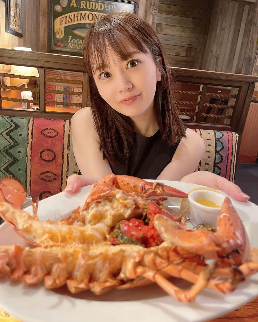 浜田翔子さんのインスタグラム写真 - (浜田翔子Instagram)「🦞✌️ 来年はこのお店の前にあった江ノ島水族館行ってみたいな🐡🐬🐳🐧」8月11日 20時07分 - shoko_hamada