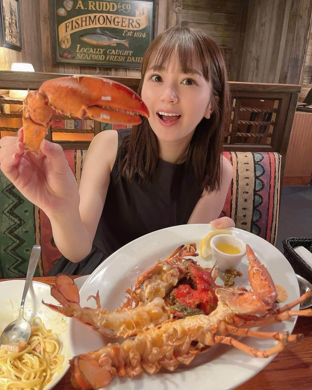 浜田翔子さんのインスタグラム写真 - (浜田翔子Instagram)「🦞✌️ 来年はこのお店の前にあった江ノ島水族館行ってみたいな🐡🐬🐳🐧」8月11日 20時07分 - shoko_hamada