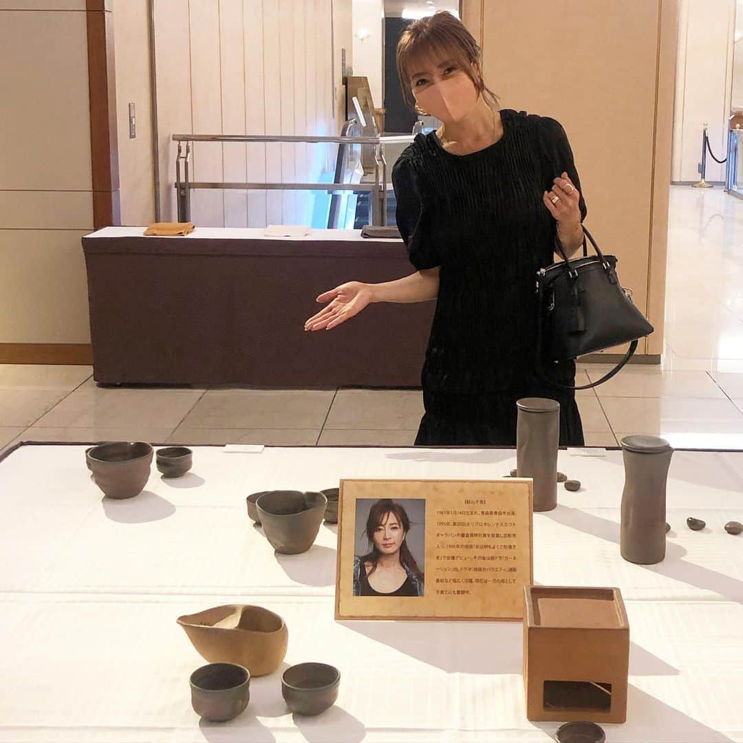 新山千春さんのインスタグラム写真 - (新山千春Instagram)「わたしの故郷、青森県の 金山焼の陶器こちら8点！ この度 デザインさせていただきました。  19日まで 新宿の 京王プラザホテルにて  NHK主催  Shin ZEN Bi展の作品として 展示させていただいています🌹  年齢を重ねるごとに 地元の良さを今まで以上に 感じられるように なってきました。  職人さんの熱い思いも こめられた陶器です。  よかったらぜひ お近くで見ていただけたら 嬉しいです✨  #いいものを長く  #愛用　したい #金山焼 #青森県 #青森 #新山千春 #陶器 #焼物 #焼物皿」8月11日 20時03分 - chiharuuu_0114