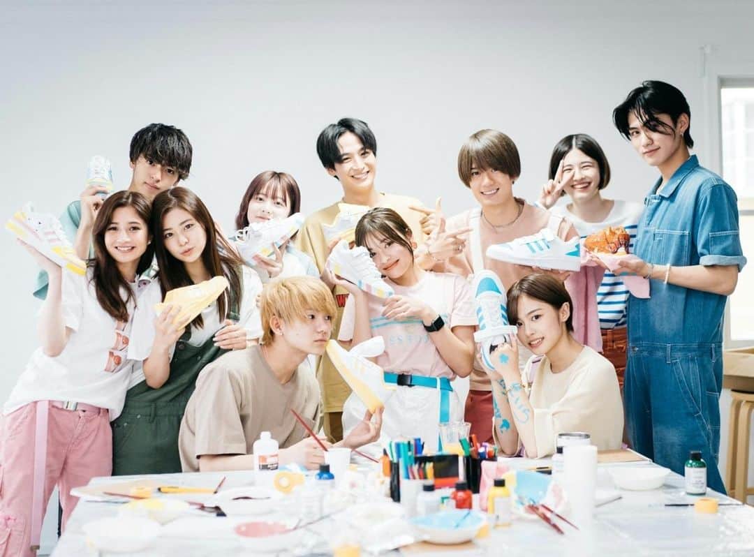 momocaのインスタグラム：「. 第2話ご覧いただけましたでしょうか?! スニーカー作り頑張ってます👟 恋もがんばっていくので、次回もお楽しみに🌈🐺 #虹とオオカミには騙されない  #虹オオカミ」
