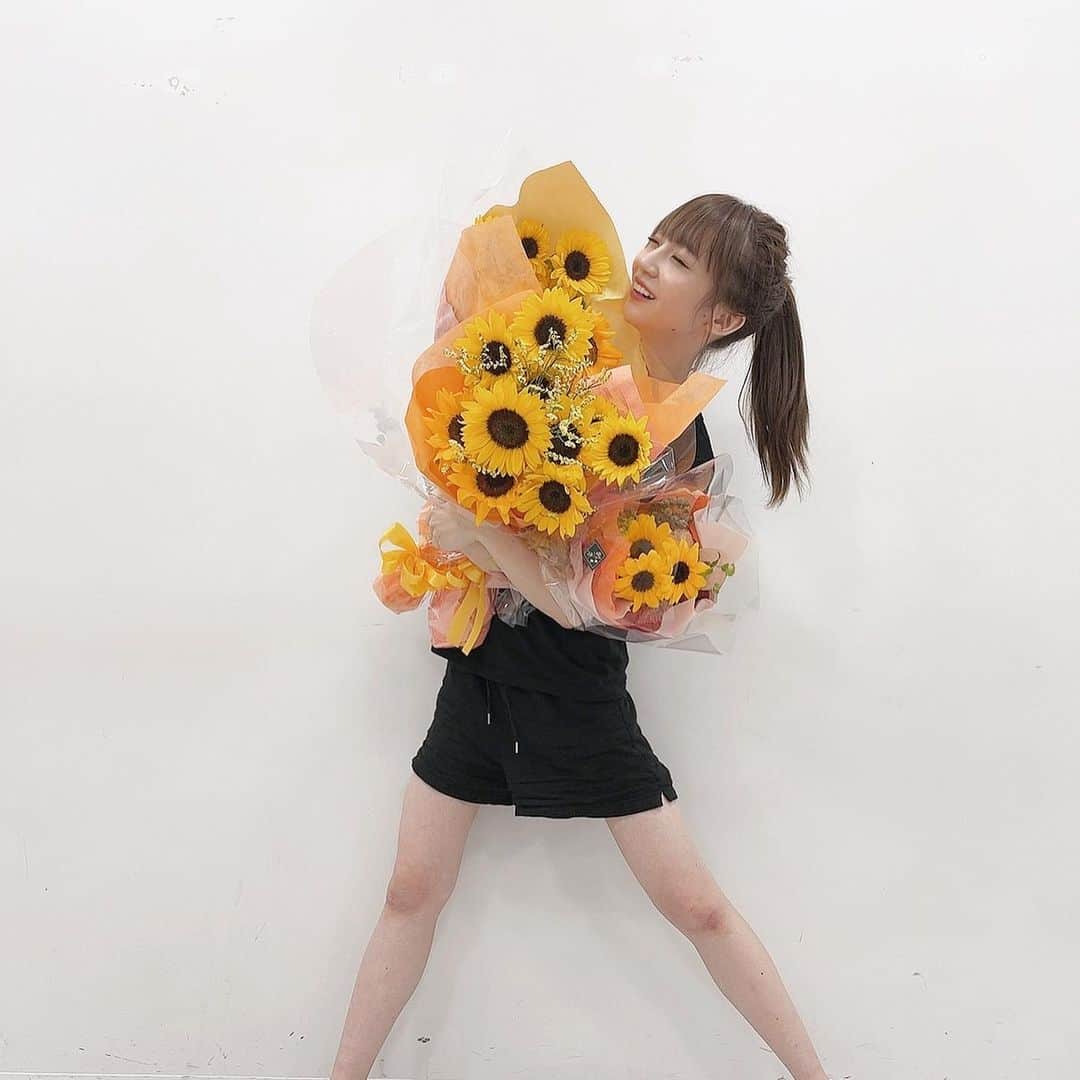 荻野由佳のインスタグラム：「ひまわり🌻🌻 嬉しいなぁーー🧡！！！！！」
