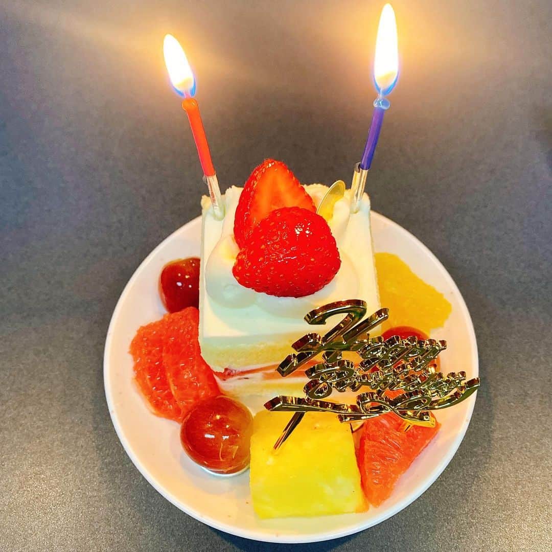 千葉翔也さんのインスタグラム写真 - (千葉翔也Instagram)「ナレーション現場でサプライズもらった🎂  ヴィジュアルプリズンの事も知ってくださっていて、嬉しかったなぁ  誕生日の8月29日までまだまだだけど、今年の誕生日は楽しくなりそうと思えました。  #ケーキ」8月11日 20時20分 - shoya_chiba_official
