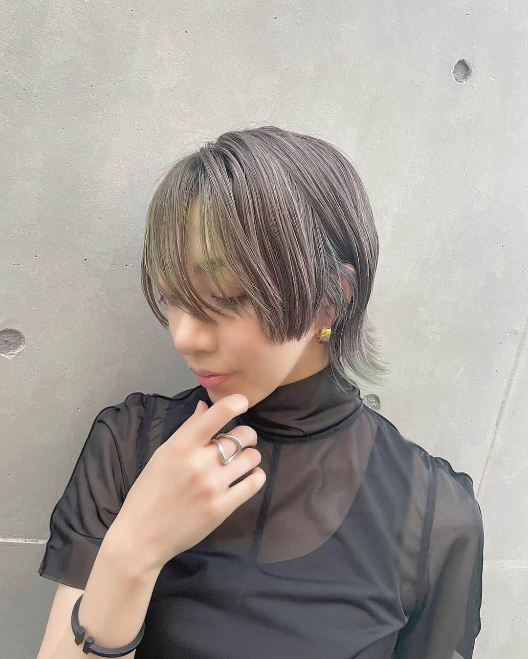 美弥るりかさんのインスタグラム写真 - (美弥るりかInstagram)「. new hair✂️  思い切ったウルフカットをしてみたかったので しばらく頑張って伸ばしていました！  前髪と耳周りは真っ直ぐ揃えてカットし、 後ろは重めに残しています✂️✂️✂️  全体はシルバートーンにして、 インナーカラーで 前髪と襟足にグリーンを入れたのが、 かなりお気に入り😚🌳🌴🌿🌲🍃  今までヘアカラーは 赤、ピンク、オレンジ、青、シルバー、金を してきたので、そろそろやってない色が 無くなってきたけど、 次は蛍光色系を入れて楽しみたいな〜😋  #おすすめの色 #あったら教えてね😌 #全身ショットも #また載せようかな📸 #美弥るりか」8月11日 20時21分 - rurika_miya_official