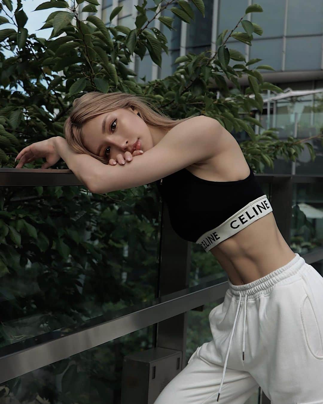 小原優花のインスタグラム：「今日も暑かった🌞 でも夏すき♡ そしてIRALのカーゴパンツも大好き！🖤🖤w  IRALは本日までのオーダーで明日ご発送🚚✨そのあと15日までお盆休みです🥰  今日からTシャツも好評発売中です🎽🤍🤍🤍  @iral_official   #iral #アイラル #celine #athleisure」