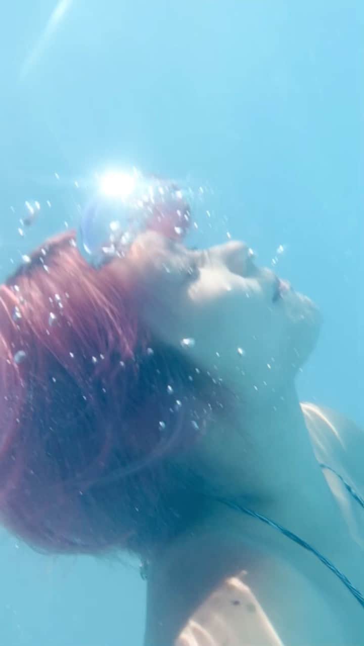 塚田綾佳のインスタグラム：「#人魚姫　のように🐠  #Mermaid #水中撮影　#夏　#summer　#アヤカップ #SNS用レンタル彼女 #おっぱい散歩　#Japanesegirl #塚田綾佳」