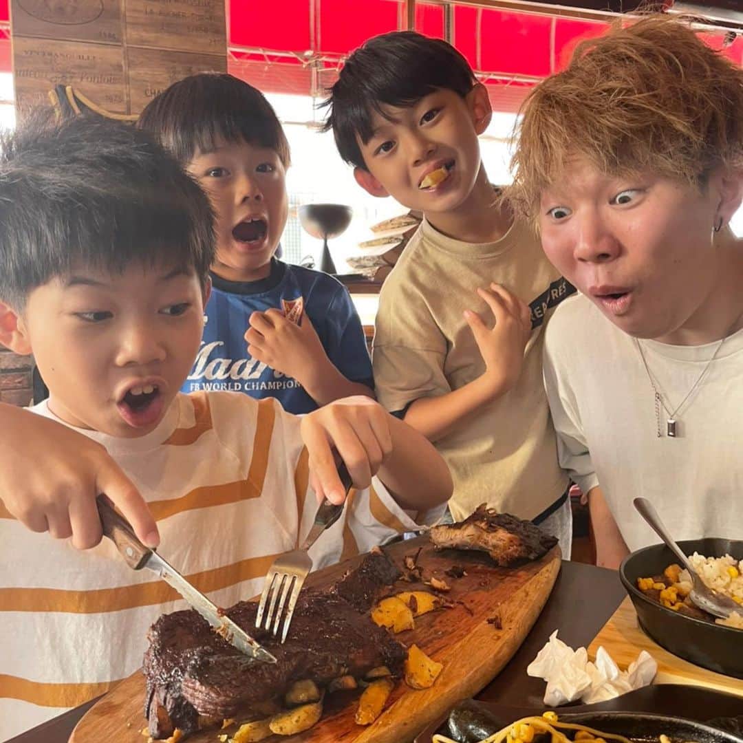 ブラザー4チャンネルのインスタグラム：「【今日の笑顔】 今日の動画はとんでもない店員さんの登場です！😅 撮影にご協力頂きましたfoo dee’s Ribs ＆ BBQ grill Houseさん、とても美味しいご飯をたくさんありがとうございました！ ⁡ #brother4 #笑顔 #夏休み #リブステーキ  #浅草」