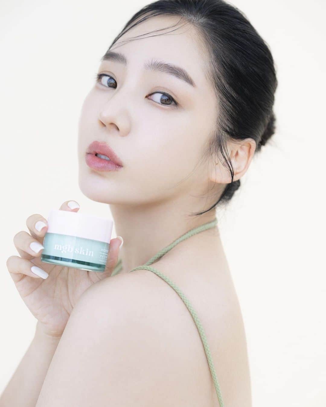 megbabyのインスタグラム：「みんな待ってたかな🥺❓  マグワートの仲間が増えるよ👏🏻  リピート率は98%以上のベストセラー商品マグワートピュアトナー💚  出会えてよかった!もう手放せない!何本リピしたかわからない!といつもたくさんのラブコールを頂いて感謝感謝です😭 そんなみんなの声から　#お助けクリーム のようなものを作りたいと思い完成したクリームです😭  今回はマグワートシリーズに💚マグワートピュアクリーム💚が新登場します✨✨  カワラヨモギのエキスをなんと60.1%配合！ ドクダミやツボクサ、漢方配合で、突然の赤みや肌荒れを防ぐレスキュークリームです🚑  わたしは急に起こってしまったトラブルにはこの #お助けクリーム をたっぷりめに塗って落ち着かせてます🌜 本格的に暑い季節になりマスク生活も重なり😷肌は悲鳴をあげてますよね😭💦 口周りが荒れやすい、皮脂がつまりやすい人にも是非つかってみてほしいです🙏🏻 さらにうるおいをとどめるスクワランやセラミド、パンテノール配合で、ぷるぷるの仕上がりとうるおいの持久力にも驚いてください😳  そして！同時発売のスキンクーラーはマグワートピュアクリームとの相性抜群です💞 クーリングプレートが中に内蔵されていて、冷蔵庫や冷凍庫で冷やしてつかう万能かっさです🧊火照ったお肌のクーリングや毛穴の気になる部分に。私は妊婦の時のむくみケアにも大活躍しました🤰🏻4つの突起のアルミプレートでリンパをぐんぐん流してくれます💪 マグワートピュアクリームとあわせて是非つかってみてね🐧  2つの新商品の登場を記念して発売される 『🧡PURE SPECIAL GIFT💜』もお見逃しなく🧠🎀  8月12日(木)17:00 ON SALE ✨新商品✨ @mgb_skin 「MUGWORT PURE CREAM 60g」 ￥3,300(税込) 赤みを伴う突然の肌荒れをブロックし、 美しい肌をキープするレスキュークリーム  @mgb_skin 「SKIN COOLER」 ￥2,200(税込) クーリングプレートがひんやり肌を引き締める、 顔にもボディにも使える万能かっさ  8月12日(木)17:00 ON SALE 数量限定 『🧡PURE SPECIAL GIFT💜』 〰️MUGWORT PURE CREAM 60g 〰️SKIN COOLER 〰️MUGWORT PURE TONER 150ml ¥6,600(税込) ＊￥8,800 (税込)相当  BOXは数量限定ですのでお見逃しなく🛒🥺✨ 8月12日17:00はアラームの準備をしてお待ちください⏱💓 明日インスタライブもする予定なので是非見に来てね😘  #MEGOODBEAUTY #mgbskin @megood__beauty  みんなの　#お助けクリーム　になりますように🙏🏻」