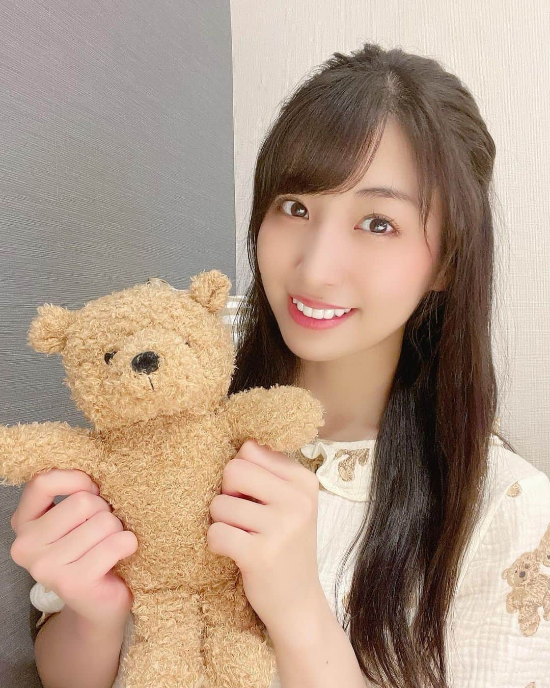 関根ささらさんのインスタグラム写真 - (関根ささらInstagram)「🧸♡🧸♡🧸 . . 可愛いくまのルームウェアと、テディベア🧸♡ たまにはこんな関根もどうですか？🥰💗 . . #teddybear #roomwear #ルームウェア #パジャマ #pajamas #pajamaparty #pajamastyle #pajama #bear #テディベア #くま #くま好き #部屋着 #女子会 #パジャマパーティー #パジャマ女子会 #パジャマ女子」8月11日 20時56分 - sasarasekine