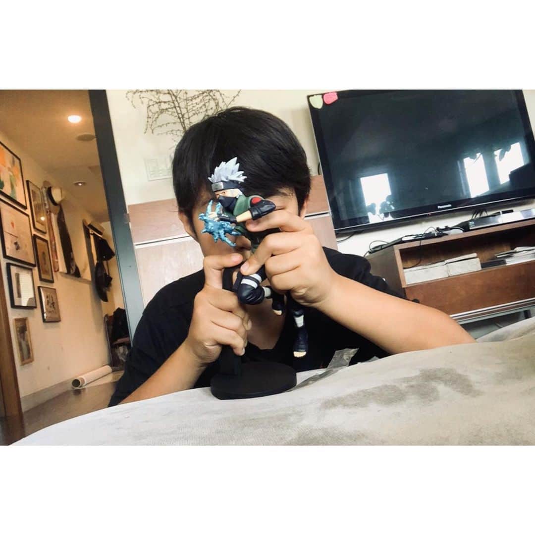 鈴木紗理奈さんのインスタグラム写真 - (鈴木紗理奈Instagram)「組み立てるところ ママ見てて、と言われ見る。 見るのやめたらすぐバレるから いつもちゃんと見る。笑 ゲームも何でも 見てて攻撃されがち。  めちゃLovely❤︎  #riototomama」8月11日 20時58分 - munehirovoice