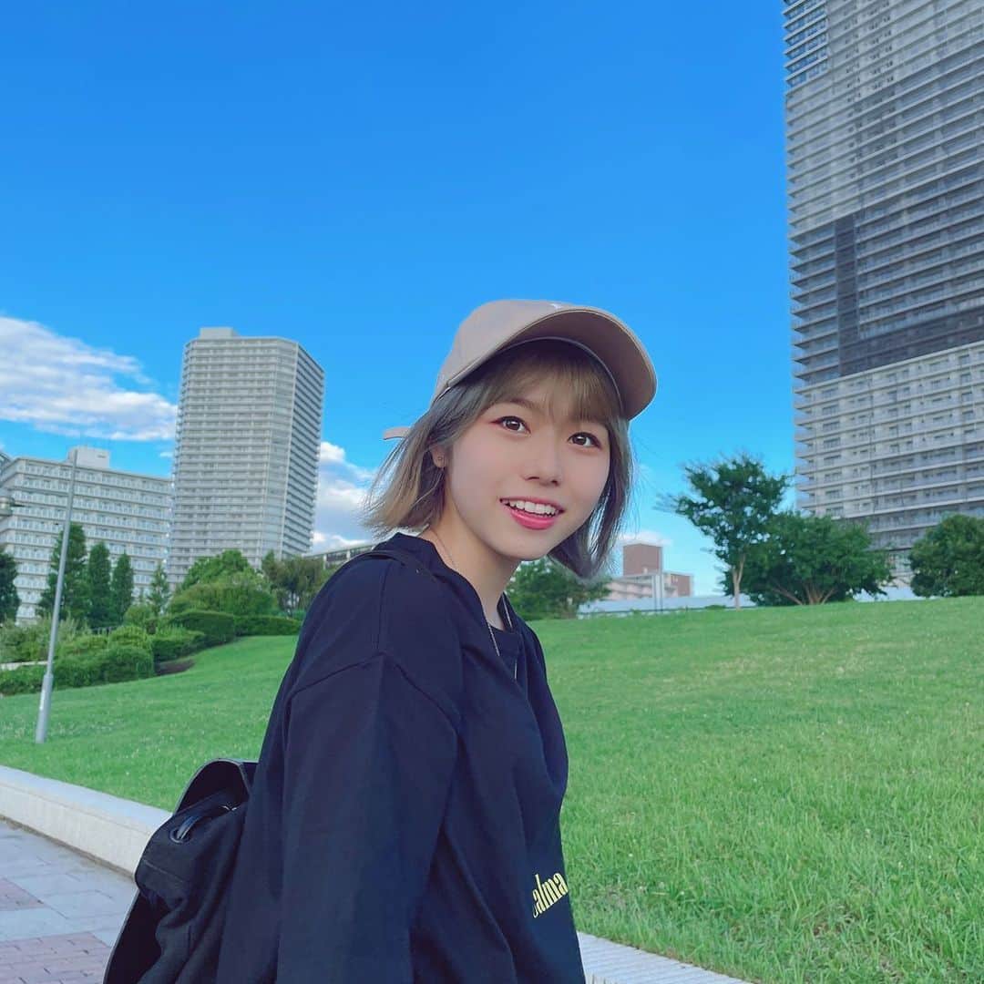 ゆーりのインスタグラム：「tiktok550万人ありがと㊗️🎉 ･ ･ ･ 昨日天気良すぎたから写真撮ってもらった☀️.°空がきれい☁*° ･ ･ ちなみに今回の写真では 新しく届いたアイシャドウを使ってみたよ！ ･ ･ ピンクがアクセントになってて可愛い！ ･ ･ ･ ･ ･ ･   #tiktok  #youtube  #japan  #japanese  #photooftheday  #camera  #sky  #beautiful  #summer  #vacation  #holiday  #hairstyle  #makeup  #fashion  #instagram  #instagood  #followforfollowback  #girlcult  #ガールカルト  #中国コスメ  #アイシャドー  #コスメデリ  #アイシャドウパレット  #チャイボーグメイク  #メイク  #pr」