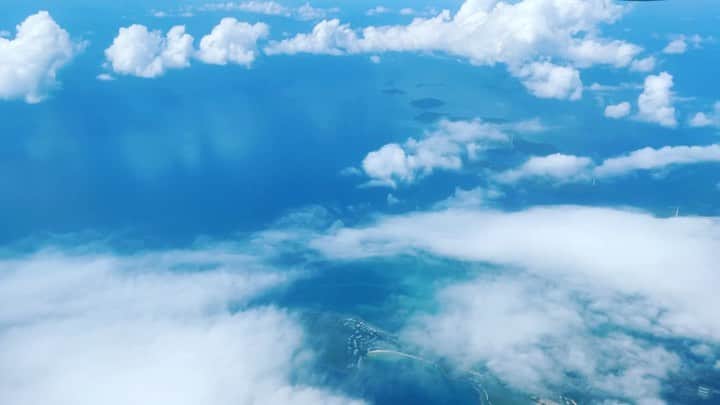 松井大輔のインスタグラム：「リオネル　メッシ見にいかないと〜  さあどこに向かうかな？  #air #飛行機 #景色綺麗  #景色 #trip #summer #夏 #sea #海 #雲 #水着 #paris #japan  #tokyo」
