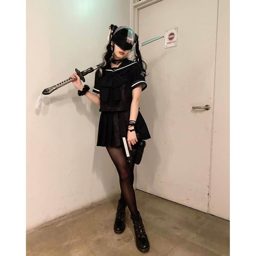 谷口めぐさんのインスタグラム写真 - (谷口めぐInstagram)「#少女ヨルハ   剣と銃を持ってちゃんと写真撮ってもらったのはこれがきっと最初で最後でしょう... Blu-rayはもうゲットしてくれたかな？😈🖤   #nierautomata  #yorha」8月11日 21時21分 - o_megu1112