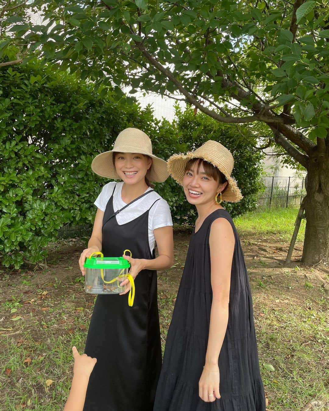 春名亜美さんのインスタグラム写真 - (春名亜美Instagram)「家族ぐるみで仲良くなって、もう数年経つけど、 @eriebihara ちゃんと2人で写真撮ったのは初めて♡笑  えりちゃんの長女ちゃんと、うちの長男が同い年なんだけど、弟達の存在見えてないくらい、2人だけの世界で遊んでます。笑 その姿が可愛すぎて、いつも微笑ましくなる🥰  一緒にいると一瞬で時間が過ぎてしまっていつも時間が足りない、大好きなFamily👨‍👩‍👧‍👦💕」8月11日 21時32分 - amiharunaami