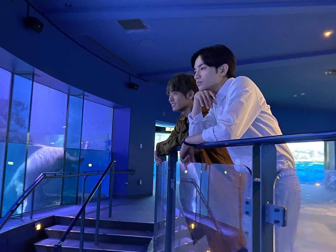 のインスタグラム：「水族館のロケハンに行った時です。  途中でフィーチャー部の樋口さんが 来ましたが、会話は確か少なかった気がします。  写真があるので載せてはおきますが  あとは、 編集部の佐藤が言おうとしてたことが 気になります。  #OOTD #ootdfashion #fashion #asia #japan #八景島シーパラダイス #彼女はキレイだった #予告が急上昇1位で驚いてます」