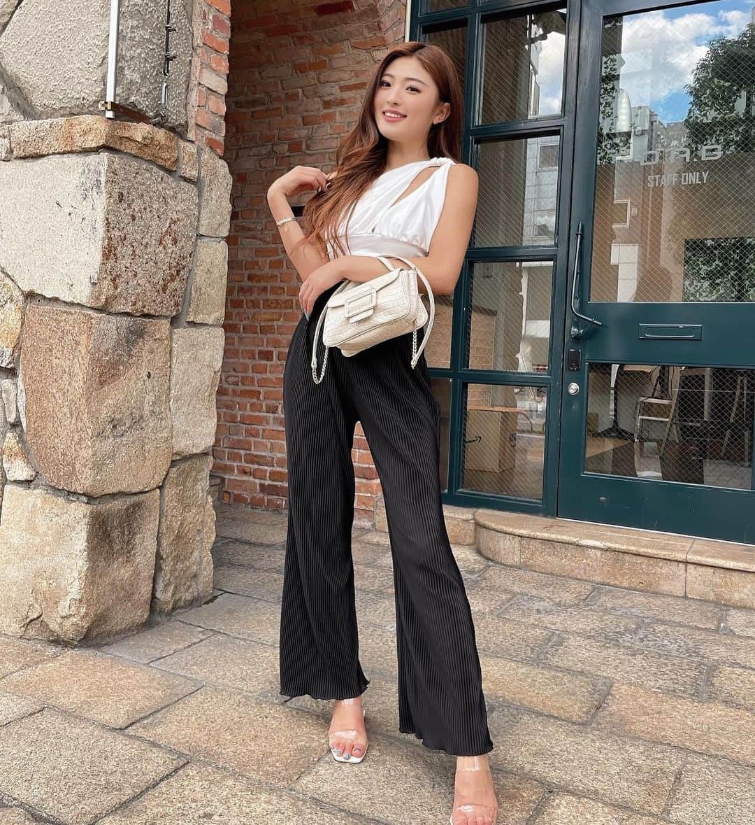 MIYABIのインスタグラム：「おはよう御座います🌞  走れメロス🏃‍♂️ みたいなトップスですよね🙄 変わったデザインで好きぃ〜💞 たまにはパンツコーデ🖤にしてみましたっ😎  今日も元気に行ってらっしゃいませ💜  #cyberjapandancers #サイバージャパンダンサーズ #cjd_miyabi #ミヤビーム  #ミヤビコーデ #shein」