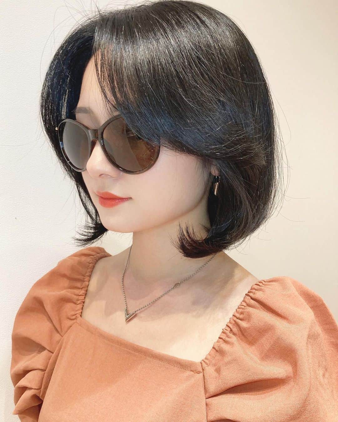 五十嵐みさのインスタグラム：「. 誰って感じだけど🙋‍♀️ . @gucci_081m  さんに カットとカラーそして 撮影までしていただきました👏 . 最近ガラッとイメチェンしたけど この長さも慣れてきた😏 . #レースクイーン#ボブ#ボブヘア#ショート#ショートヘア#韓国ボブ#韓国#タンバルモリ#韓国メイク#オレンジメイク#サングラス#横顔#ヘアサロン#ダークカラー#黒髪#暗髪#サロンモデル#サロモ#麻布十番#黒髪ボブ」