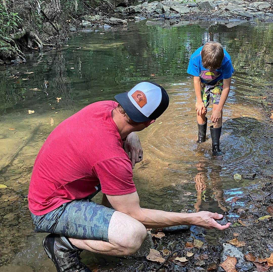 マイク・ヴォーゲルさんのインスタグラム写真 - (マイク・ヴォーゲルInstagram)「I want to add one thing to my resumé:  *Expert rock skipper*  Father.  It is the greatest role I will ever play. Thank God he got his momma’s looks.  Love you, buddy….」8月12日 0時49分 - realmikevogel