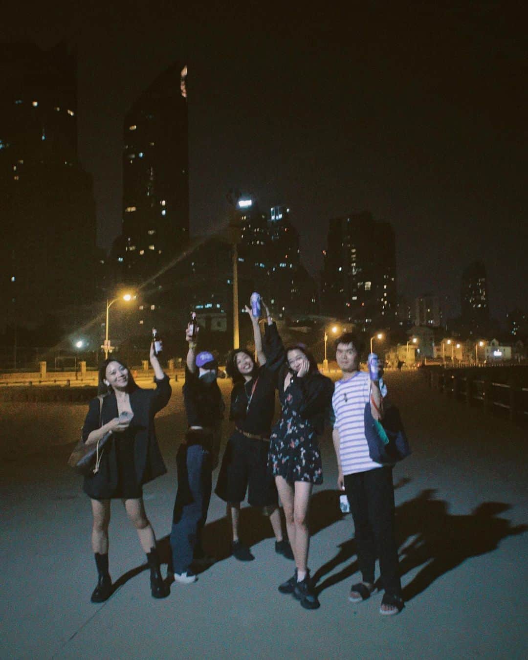 クアン・シャオトン（Guan Xiaotong）のインスタグラム：「收工吹个风 🍻✨」