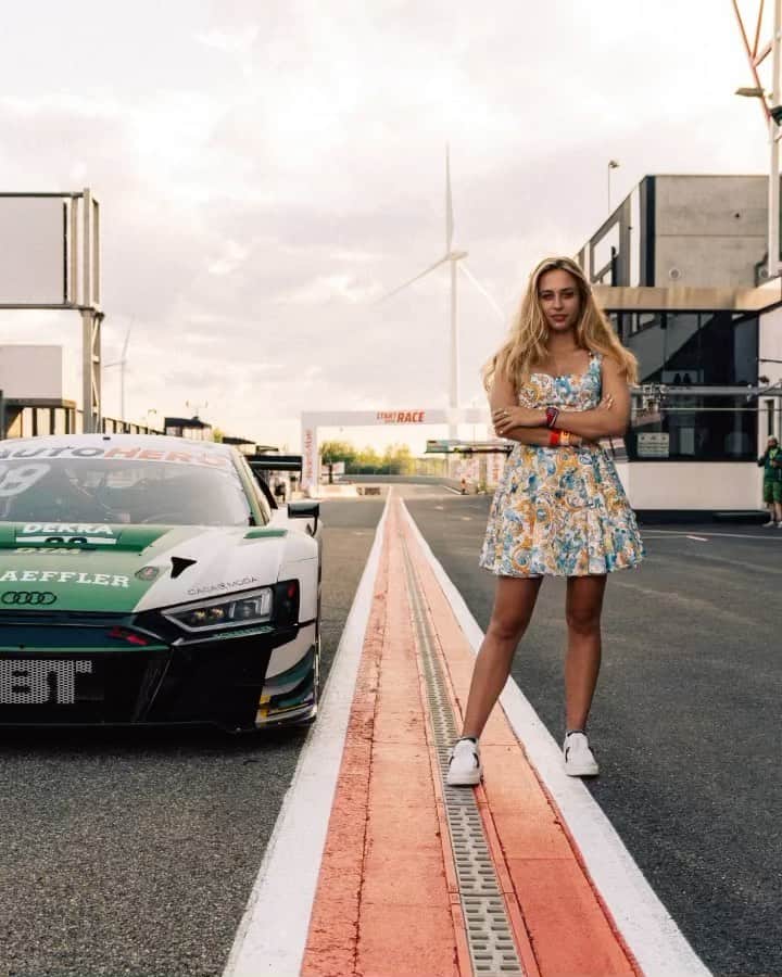 のインスタグラム：「Anzeige // Here we go 🥳 Das Geheimnis hinter der schwarzen Seite des Bildes 😇 Nein, es ist nicht @hulkhulkenberg sondern mein guter alter Johnny 💚 auf dem neuen Samsung GalaxyZFold3 🤍💚 Mehr Infos in meinen Stories 👌🏽// @samsunggermany #UnfoldYourWorld #GalaxyZFold3 #TeamGalaxy #GalaxyUnpacked」