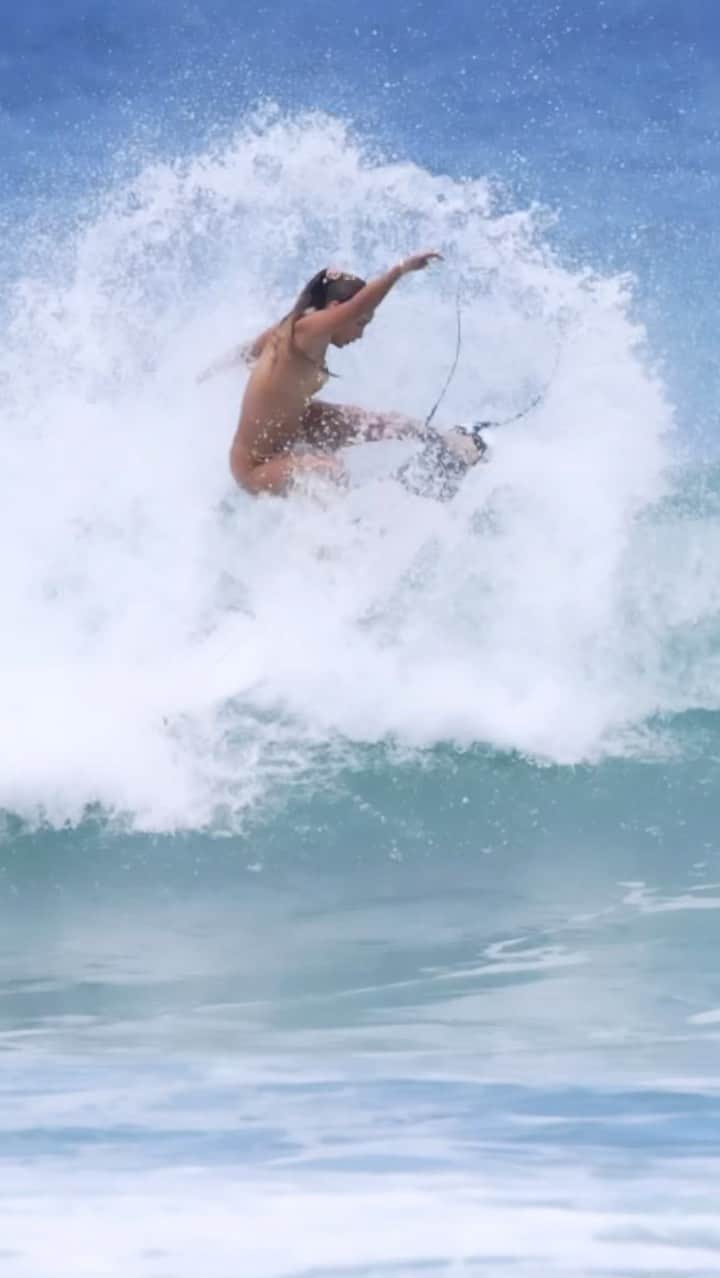 ティア・ブランコのインスタグラム：「It’s going to be a fun week of waves🏄🏽‍♀️🏄🏽‍♀️🏄🏽‍♀️❤️‍🔥❤️‍🔥❤️‍🔥 @tcl_usa @shopvejii @sector9 @raen @lostsurfboards @aaron_nakamura」