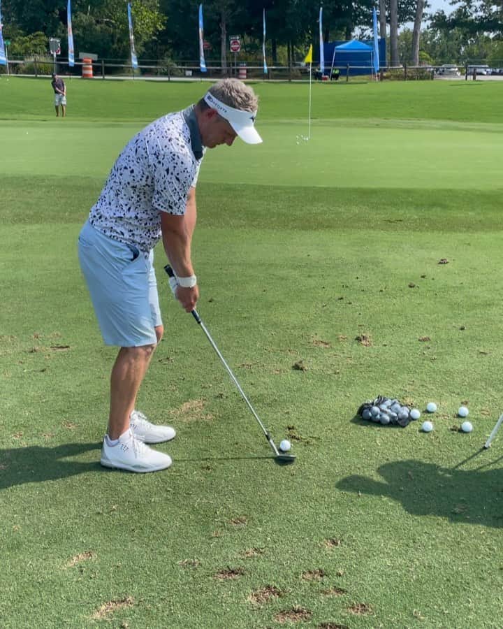 のインスタグラム：「When I’m practicing my short game, I don’t tend to pick a specific spot I want to land the ball into, instead I like to use my eyes to scan the whole shot and use instincts, feel & visualization to figure out roughly where I want the ball to land.   Saying that this can be a fun game when practicing - before hitting a short game shot, set up a ball on a tee where you think you should be landing your shot and see how close you get. I got this one pretty spot on for this pitch shot (not a chip Rafa - there is a difference 🤣)   Although I didn’t knock the ball off the tee - every shot was close which tells me I’m controlling the trajectory & spin and that my fundamentals are sound - and that’s how you cultivate feel 👍🏼#LDTips #soclose #pitch」