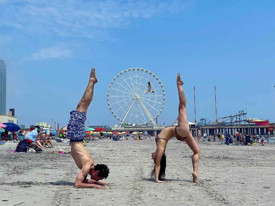 Lily Saito (齊藤莉理)のインスタグラム：「Atlantic City Beach Photo 2021 !🧘🏻‍♀️🌊🧘🏻🏖🧘🏻‍♂️🙏🏻 • Yes, my dad is 64 years old 👏🏻 #Goals #Yoga #Beach #Acro #AtlanticCity #fitfam #fitness」