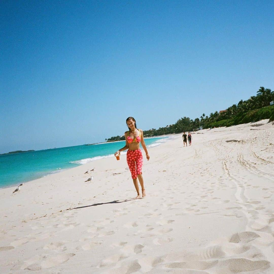 ベラ・ハディッドさんのインスタグラム写真 - (ベラ・ハディッドInstagram)「Day off in paradise🍹🌺Rare but always appreciated ™️✨🥺 Feb2021」8月12日 5時53分 - bellahadid